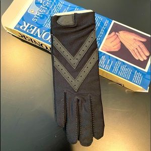 Isotoner Ladies Black Stretch Gloves